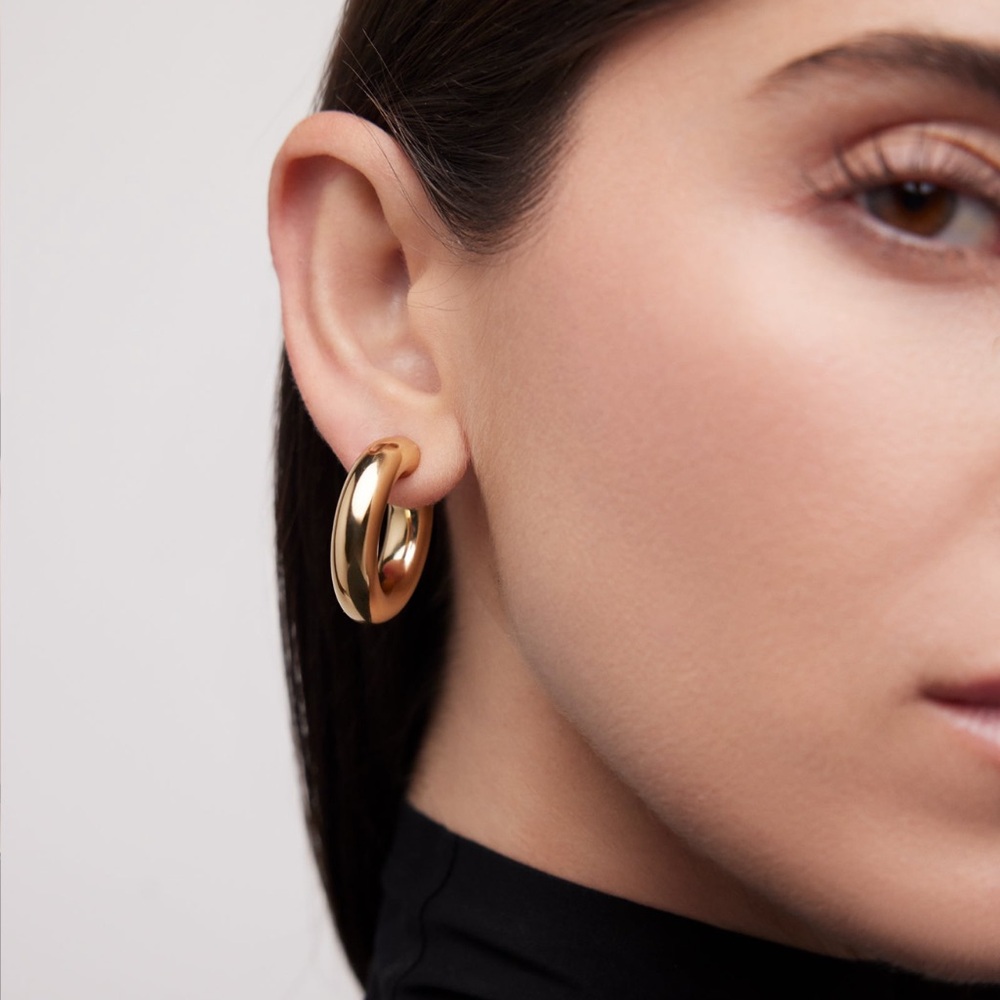 Jennifer Fisher Samira Huggie Earrings – Gold